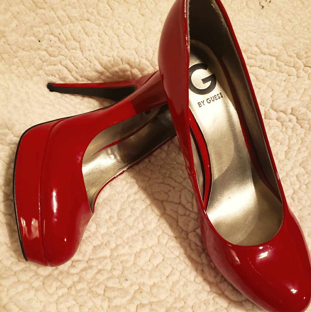 Size 9 1/2M Guess Pumps - Apple Red 🍎